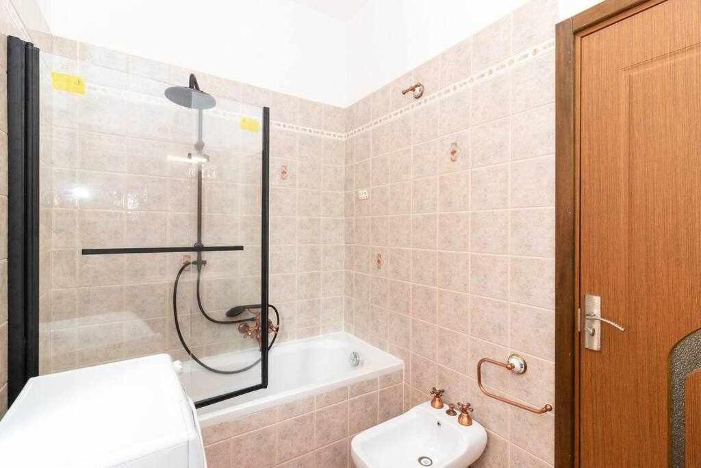 Appartamento A Pochi Passi Dalla Stazione Comodo A Coppie E Famiglie, Casa Ferrucci Collegno Kültér fotó